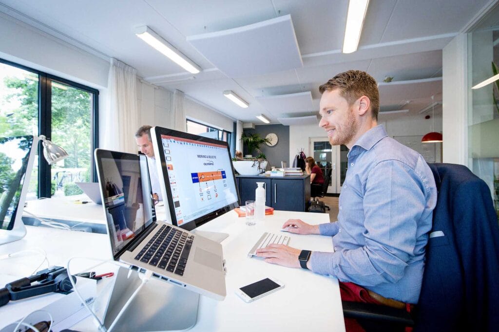 Arnout ontwikkelt de PowerPoint-presentatie voor teams van een klant