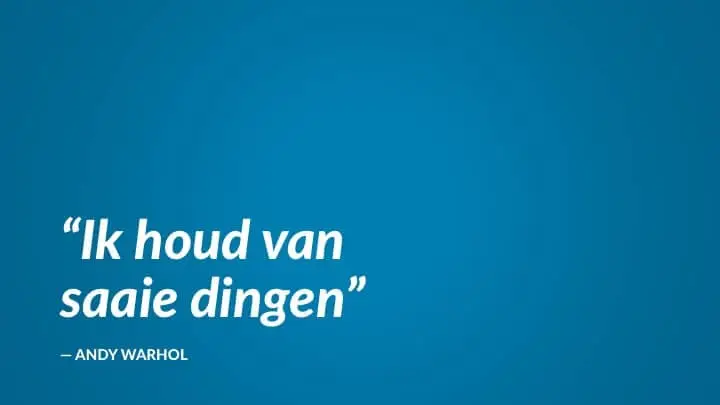 Dia met grote quote van Andy Warhol, linksonder uitgelijnd: "Ik houd van saaie dingen"
